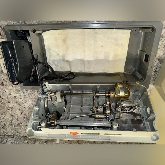 White Sewing Machine 
Zigzag Stitcher 35418 - Picture 5 of 16